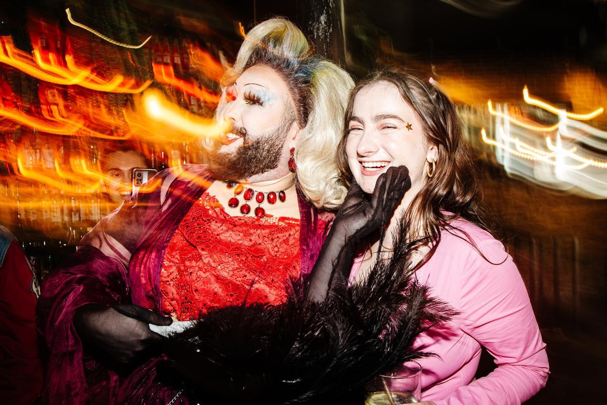 Lady Cirka posa para una foto junto a una de las asistentes a la Dragalada Drag Tour.