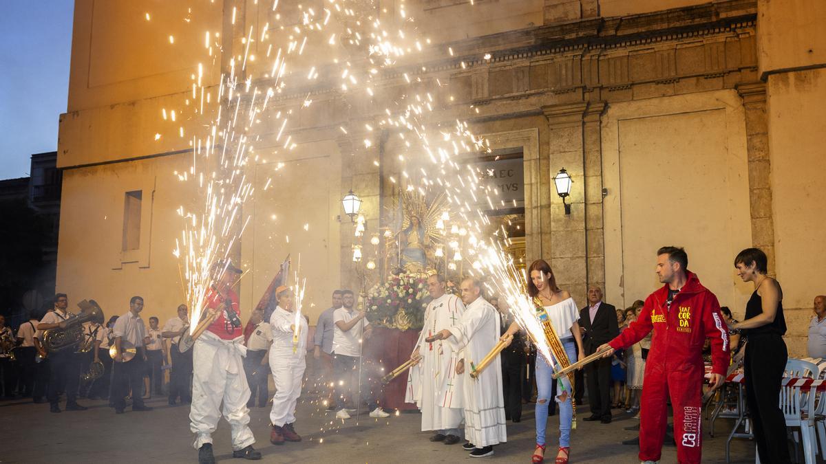 Salida de la «Processó del Foc de Benifaió»