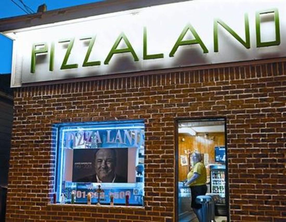 Una foto de record de James Gandolfini, ahir, a Pizzaland, immortalitzada en els crèdits de ’Los Soprano’. Una foto de record de James Gandolfini, ahir, a Pizzaland, immortalitzada en els crèdits de ’Los Soprano’.