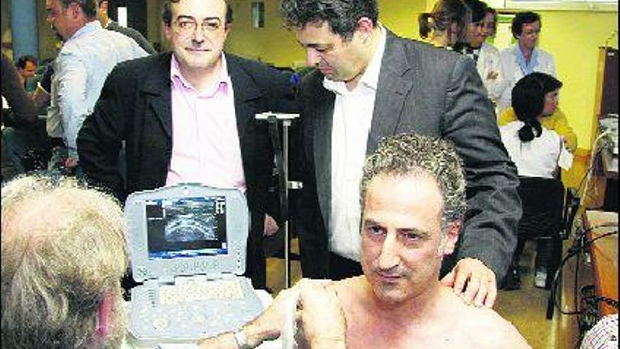 Dos médicos de urgencias realizan una práctica con el ecógrafo en presencia de José Antonio Vidal, a la izquierda, y de Nabor Díaz.