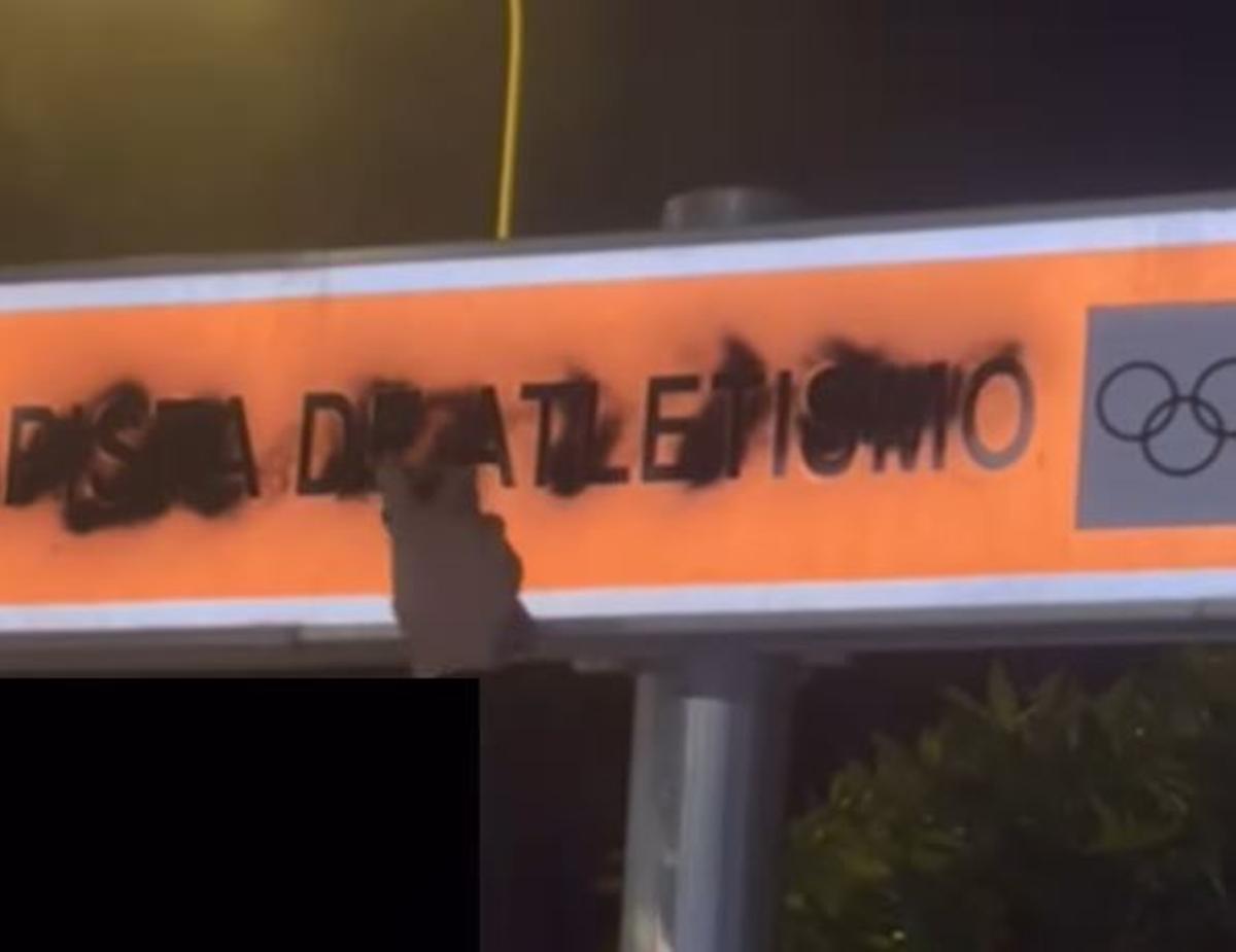 Rótulo en castellano tachado en Calvià