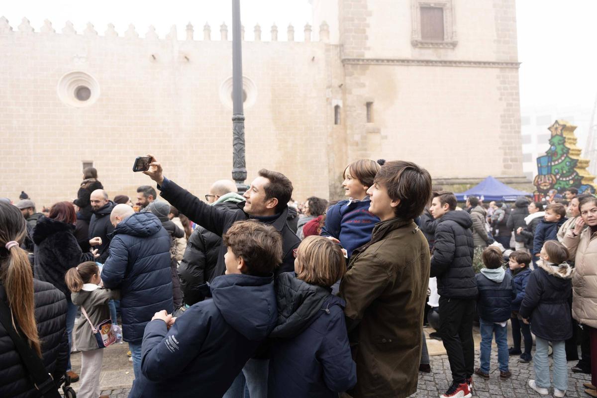 Los niños pacenses se comen las uvas de gominola en las campanadas de San Juan