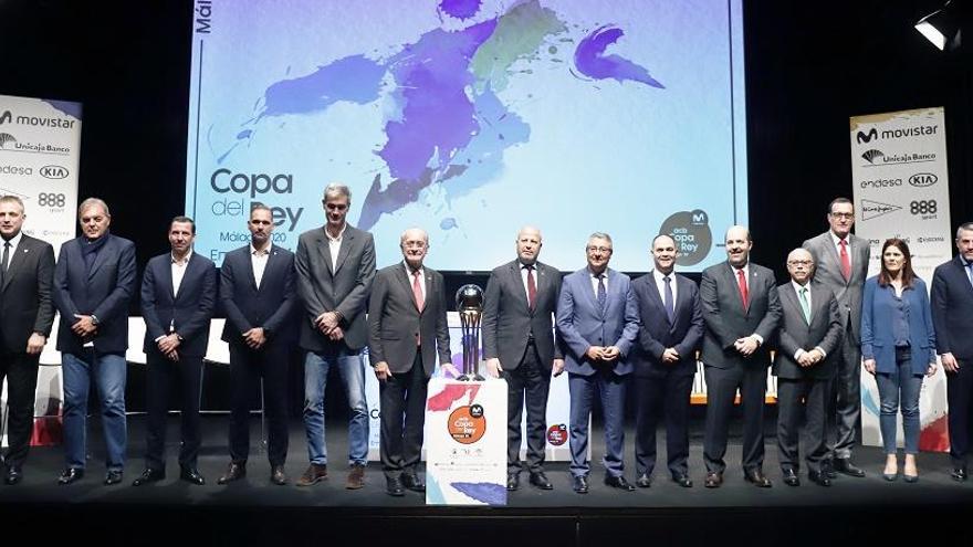 Foto de familia de todos los participantes, tras el sorteo celebrado en el auditorio del Museo Picasso.