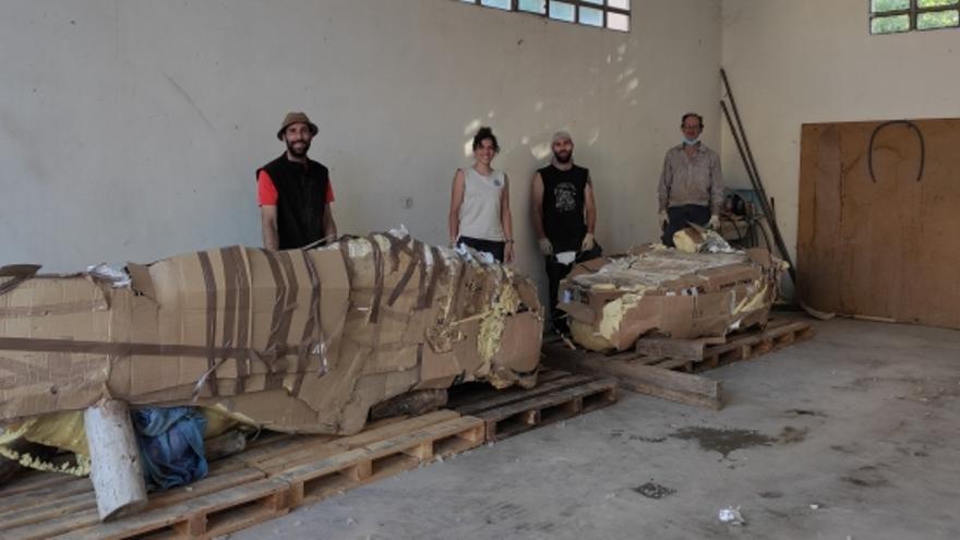 Paleontólogos junto con Pedro Cirugeda, en el local cedido por el Ayto. de Camarillas donde se guardarán las momias de la serie vertebral a la espera de su restauración.