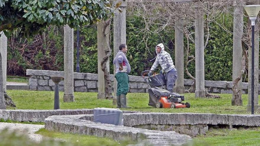 Trabajos de mantenimiento en una zona ajardinada de Gondomar.