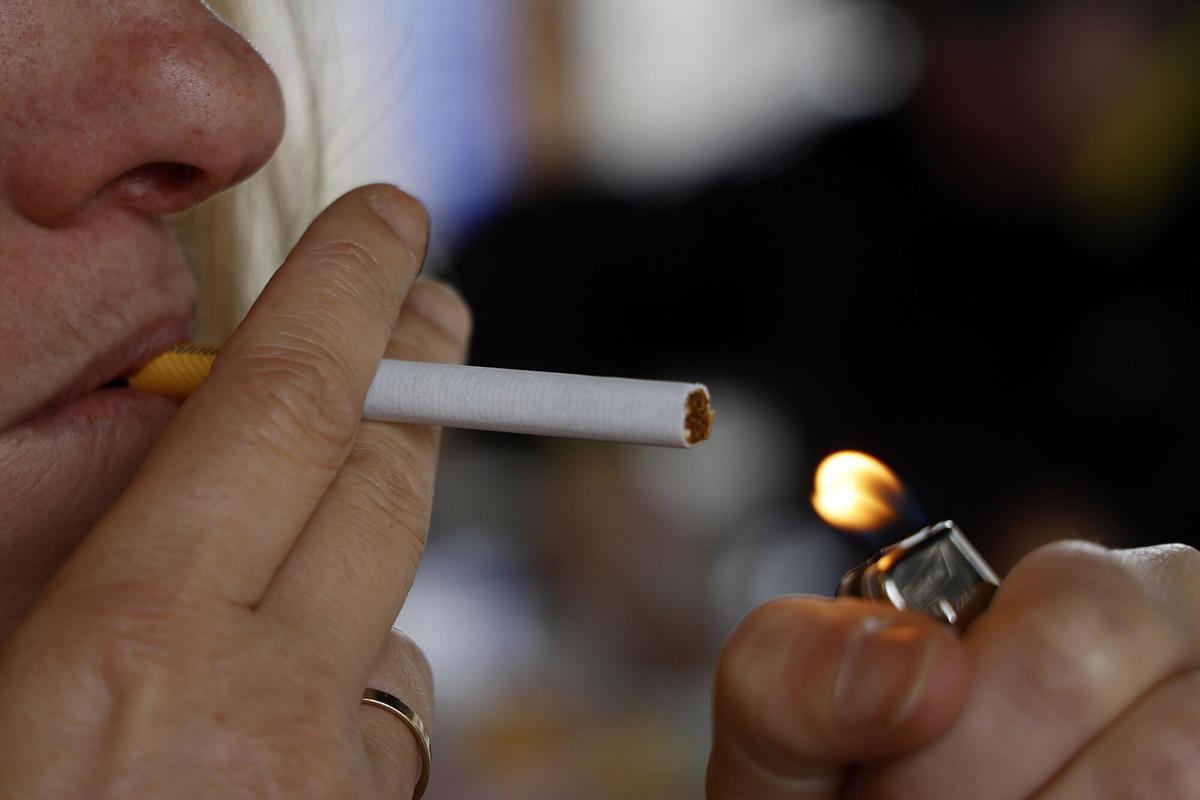 Pontevedra. Tabaco, tabaquismo. Una mujer fumando en una terraza de un bar