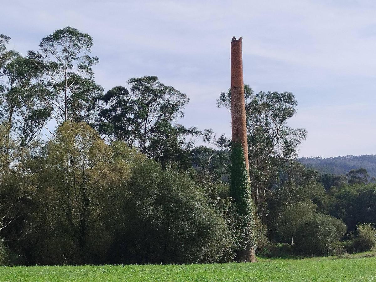 Chimenea de la antigua tejera La Sierra.