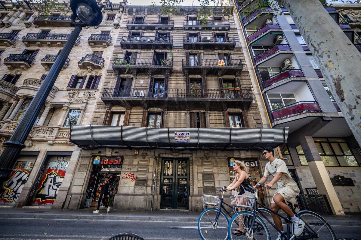 Fachada del bloque de Gran Via, en Barcelona, que el Hospital Clínic ha sacado a subasta.