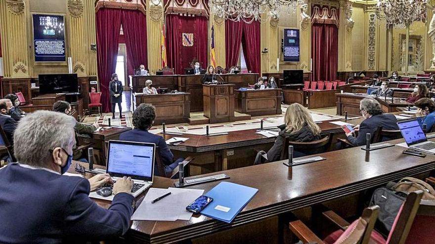 La presidenta, Francina Armengol, durante una de sus intervenciones ayer en el Parlament.