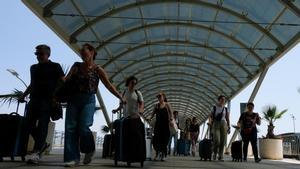 Turistas en el Aeropuerto de Málaga.