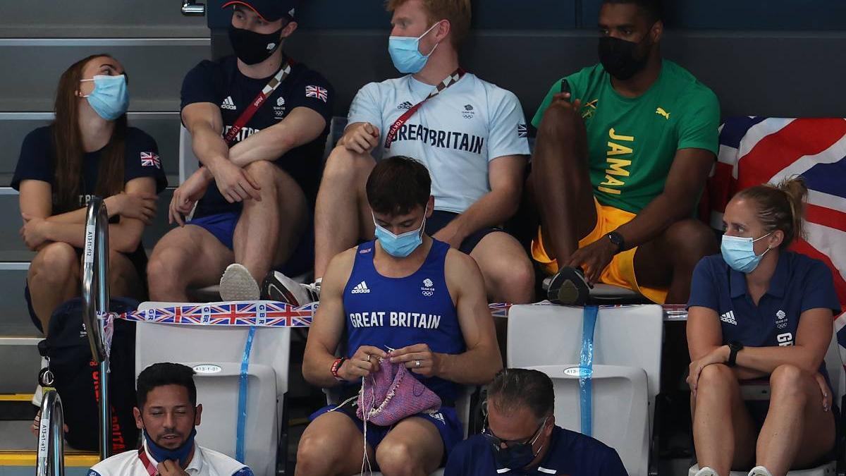 Las imágenes virales de Tokio 2020 protagonizadas por el deportista británico Tom Daley haciendo punto en las gradas