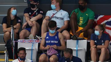 Las fotos virales de Tom Daley, el campeón olímpico que hace punto en las gradas de Tokio 2020