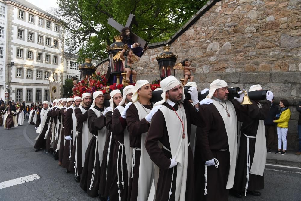 La procesión de Nuestro Padre Jesús Nazareno y Nuestra Señora de la Amargura salió ayer por las calles de la Ciudad Vieja en un Jueves Santo sin apenas lluvia.