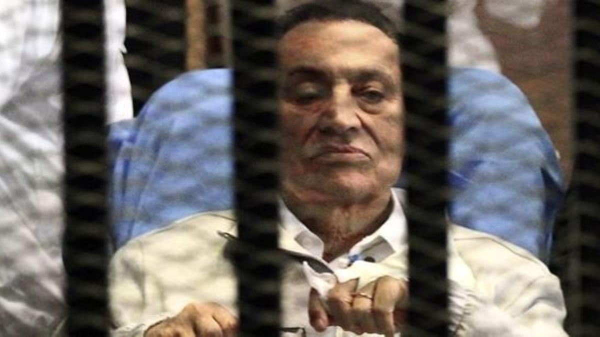 Mubarak, entre rejas, en una vista judicial el pasado 15 de abril.