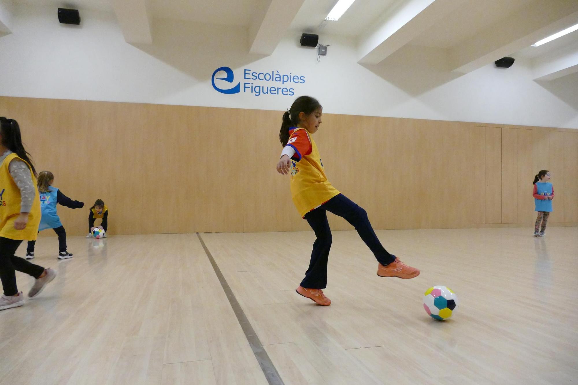 Escolàpies Figueres impulsa el futbol femení amb el projecte Playmakers de la UEFA i Disney