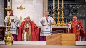 Fidels i autoritats acomiaden Benet XVI en un funeral inèdit