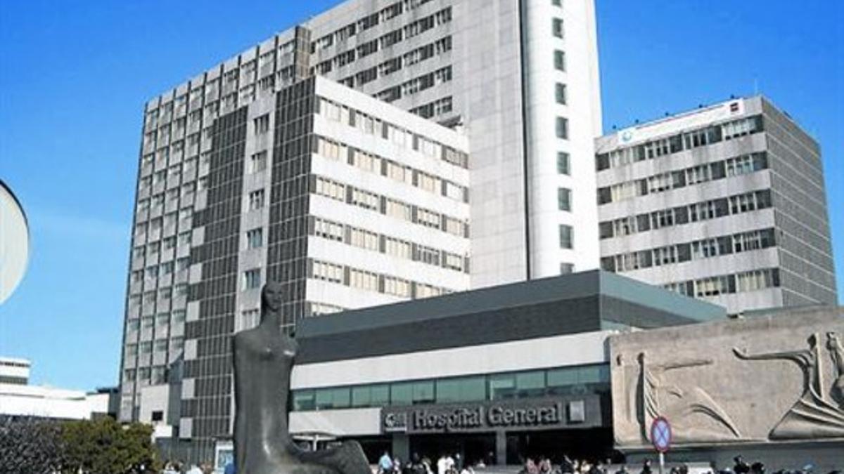 Entrada principal del Hospital de la Paz de Madrid, donde el pasado sábado fue intervenido Tueya.