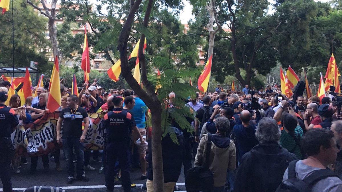 Un grup s’ultradreta es concentra davant de la seu de l’ANC per cantar la Marxa Reial.
