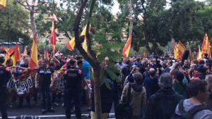 Un grup s’ultradreta es concentra davant de la seu de l’ANC per cantar la Marxa Reial.