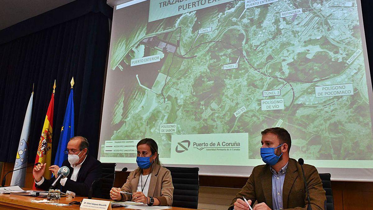 Losada, Vázquez y Trenor, ayer ante una imagen del trazado del tren al puerto exterior.