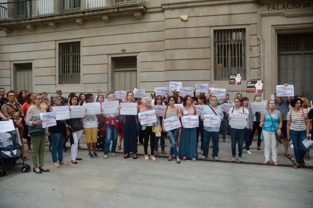 Concentración en Pontevedra contra la libertad provisional para "La Manada"