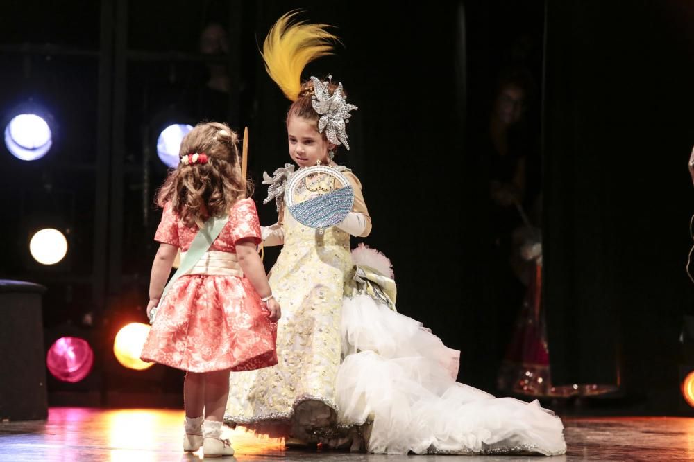 Los niños de todas las comparsas consiguen lucirse durante el Desfile Infantil a pesar del tiempo