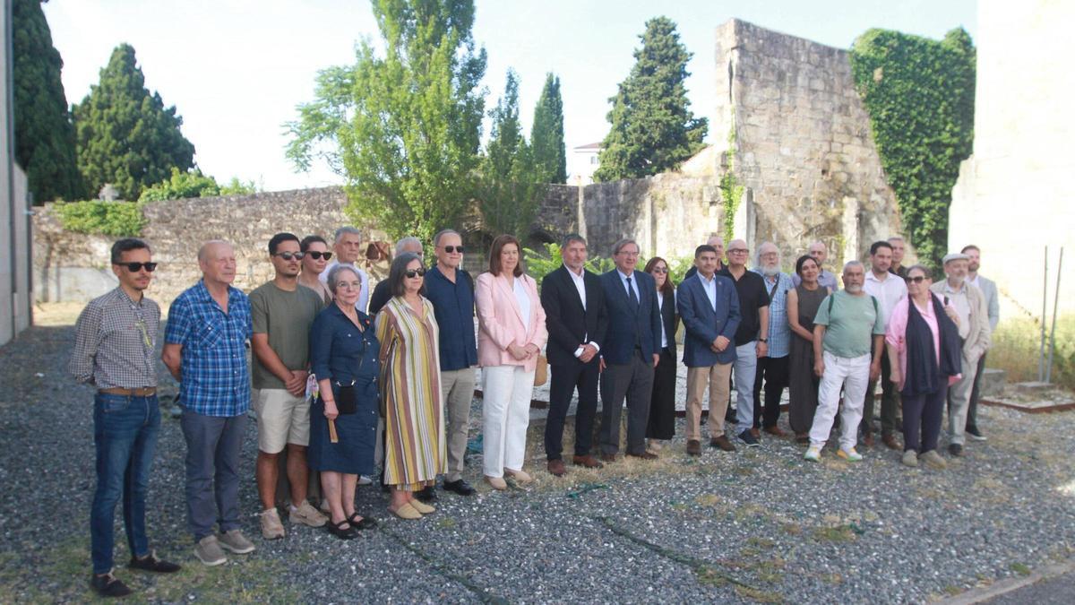 El secretario de Estado de Memoria Democrática, Fernando Martínez, junto a otras autoridades y asistentes al acto en el Campo de Aragón, este sábado en Ourense.