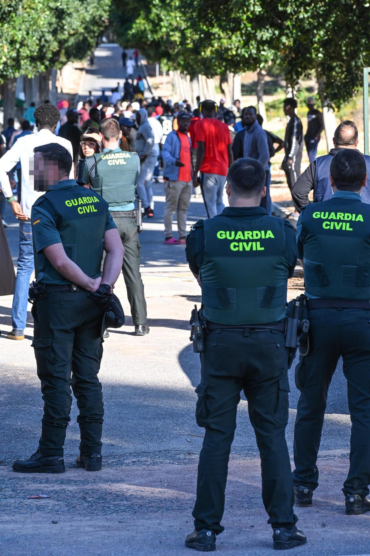 Concentración de malienses en el acceso al antiguo seminario de Maristas de Guardamar donde impedían el paso de trabajadores para reclamar la aceleración de su regularización