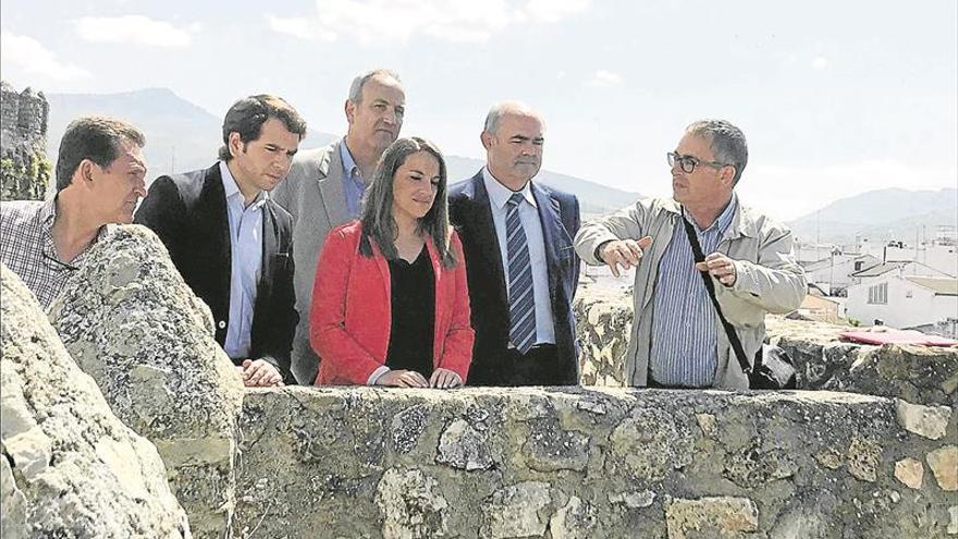 La delegada del Gobierno visitas las obras realizadas en la ladera de la Villa