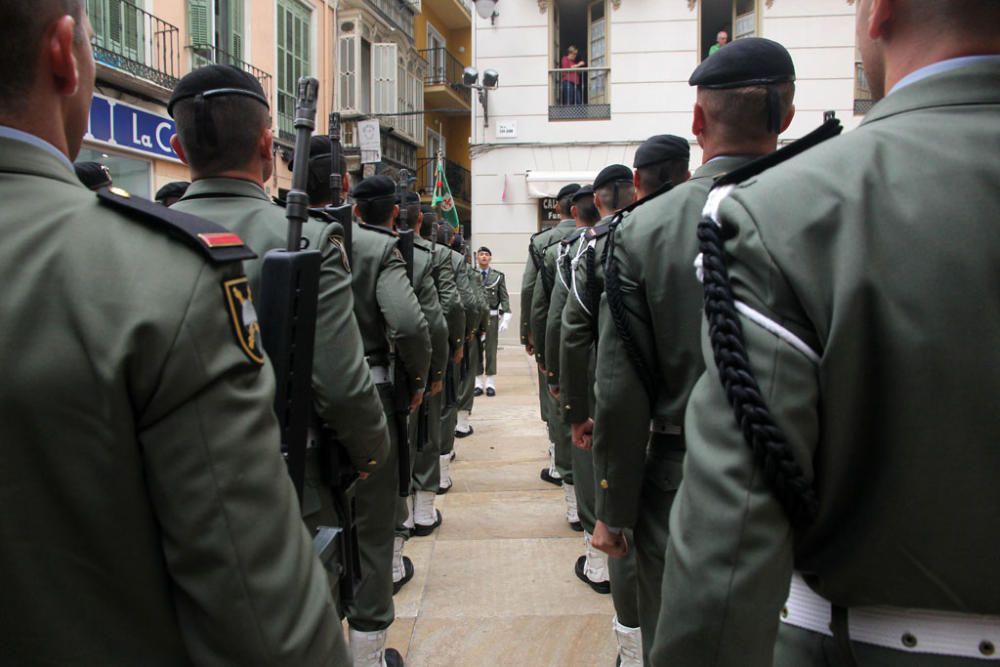 Las imágenes de la Brigada de Paracaidistas trasladando al Cristo de Ánimas por el entorno de la iglesia de San Juan