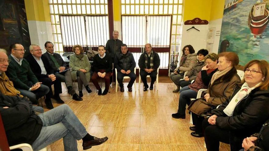 La reunión que mantuvieron en diciembre los responsables del PP con los vecinos de Turón.