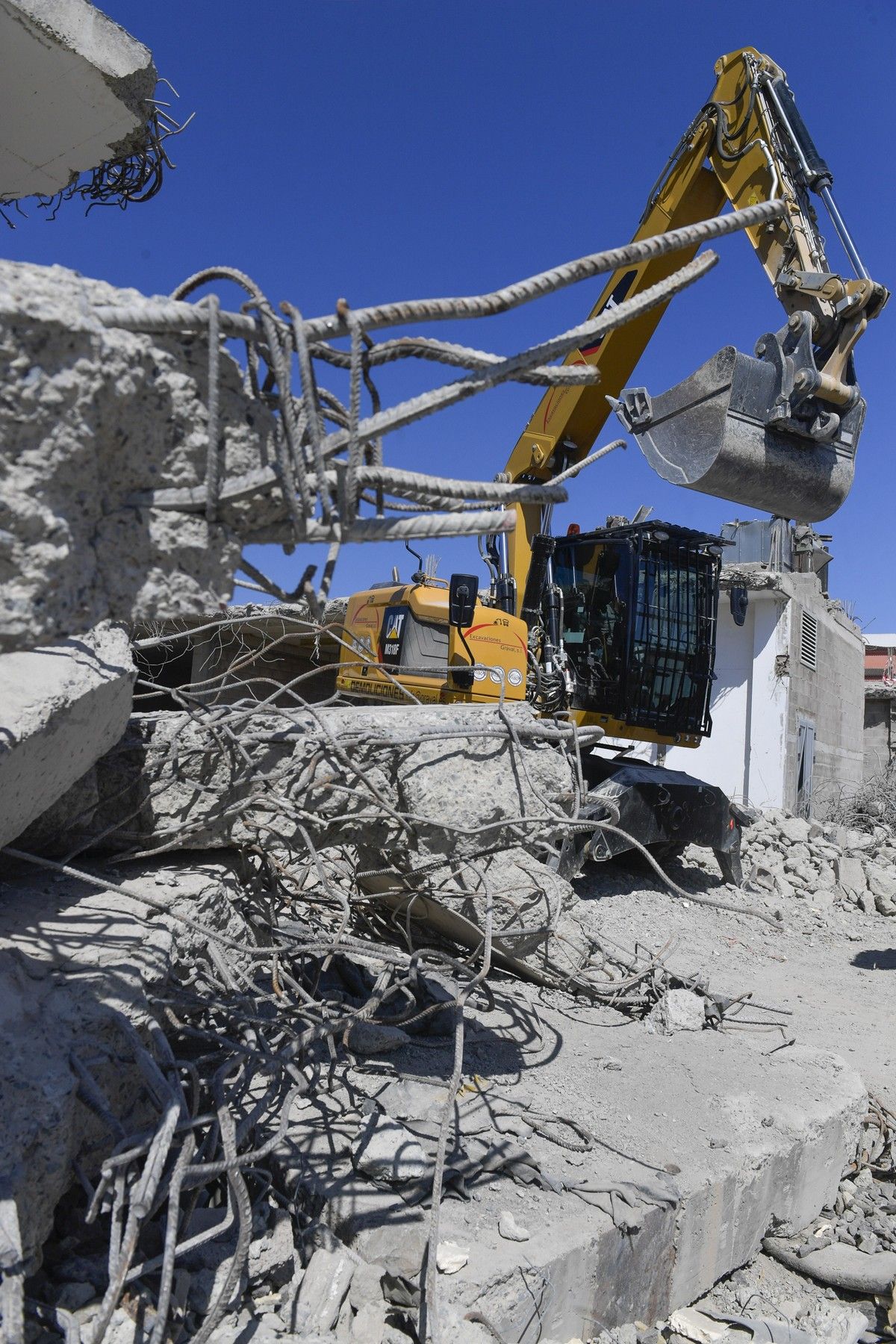 Así continúa el derribo del mamotreto de Santa Brígida