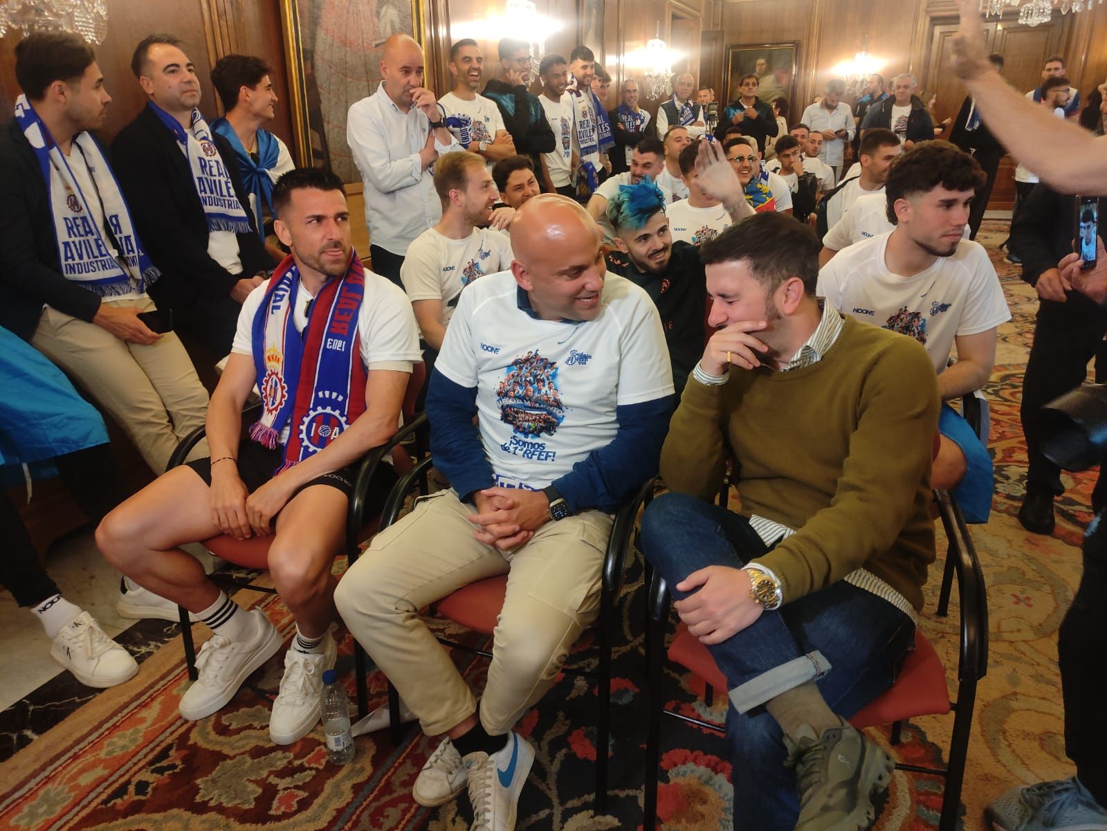 EN IMÁGENES: Así fue el recibimiento de los jugadores del Real Avilés en el Ayuntamiento