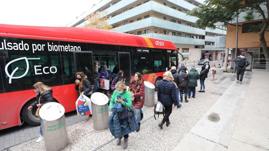 Una decena de personas bajan del bus de la línea Cuarte-Zaragoza mientras otros tantos suben para dirigirse a la capital aragonesa. | ÁNGEL DE CASTRO