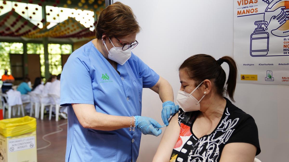 Una enfermera vacuna a una mujer en la caseta municipal pozoalbense.