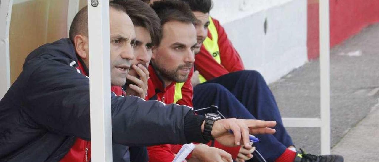 José Manuel Duarte da instrucciones desde el banquillo en el choque ante el Barbadás. // Santos Álvarez