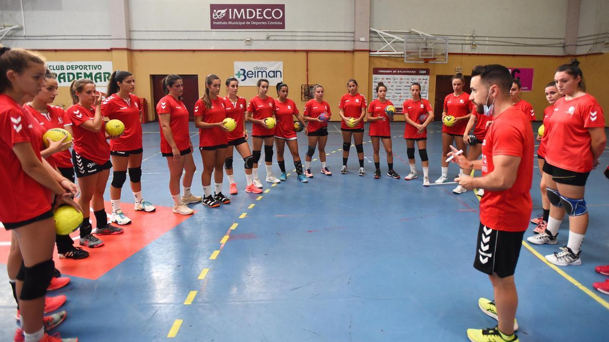 Mario Ortiz, con sus jugadoras en el pabellón de Fátima en el arranque de la pretemporada.