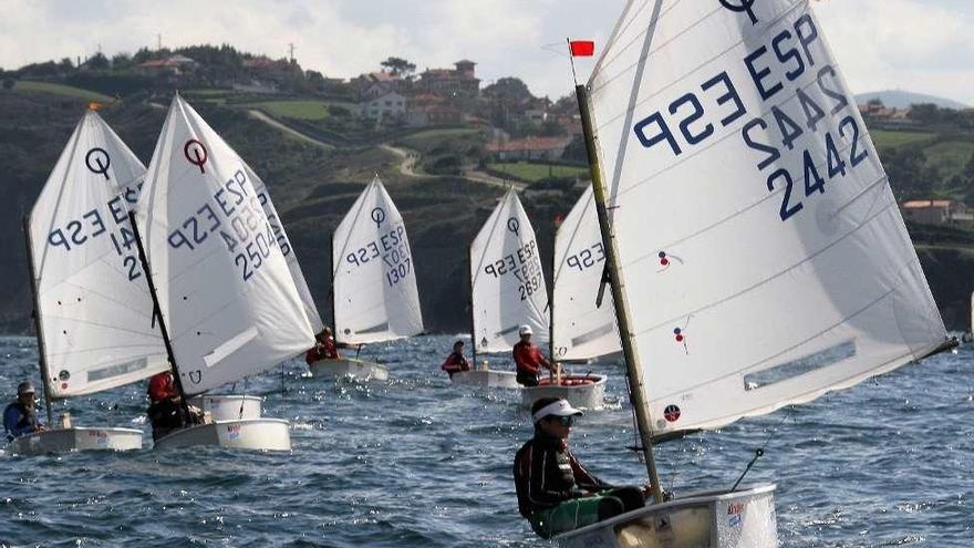 Una de las mangas de optimist celebradas ayer en Gijón.