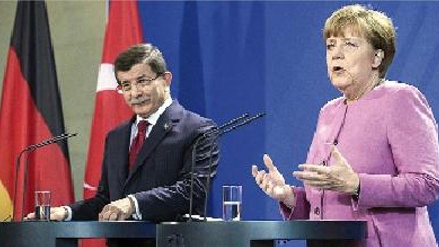 El primer ministre turc, Ahmet Davutoglu, i la cancellera alemanya, Angela Merkel