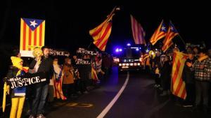 zentauroepp46787561 pla general de gent  amb estelades  de matinada  acomiadant 190201091533