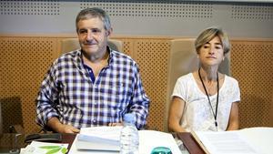 Patxi Elola, víctima de ETA, y Pili Zabala, hermana de Joxian Lasa, asesinado por los GAL, han participado este viernes en una mesa redonda para debatir sobre la relación de las víctimas del terrorismo con su entorno social.