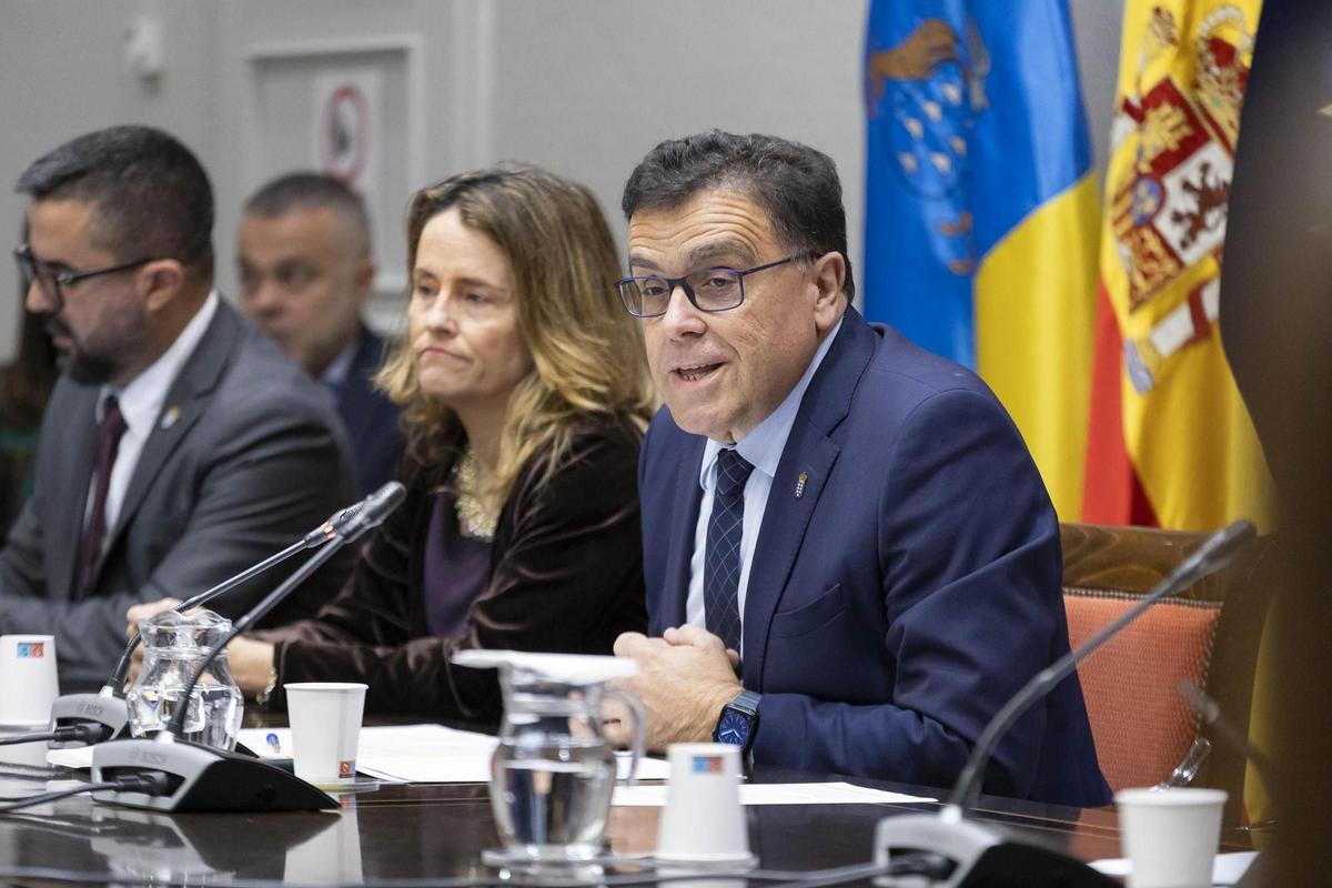 El consejero Manuel Miranda y la viceconsejera Elena Zárate en una comparecencia en el Parlamento.