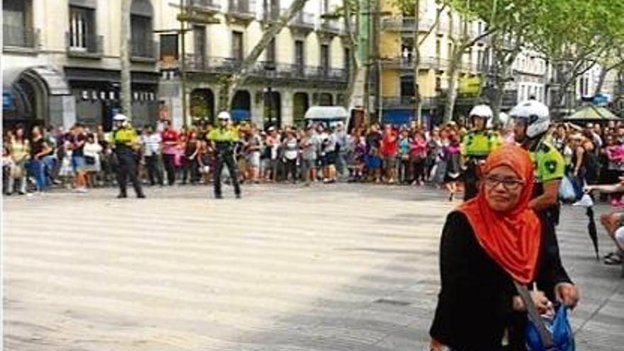 La Rambla totalment tallada per la Guàrdia Urbana, arran dels enfrontaments amb els manters.