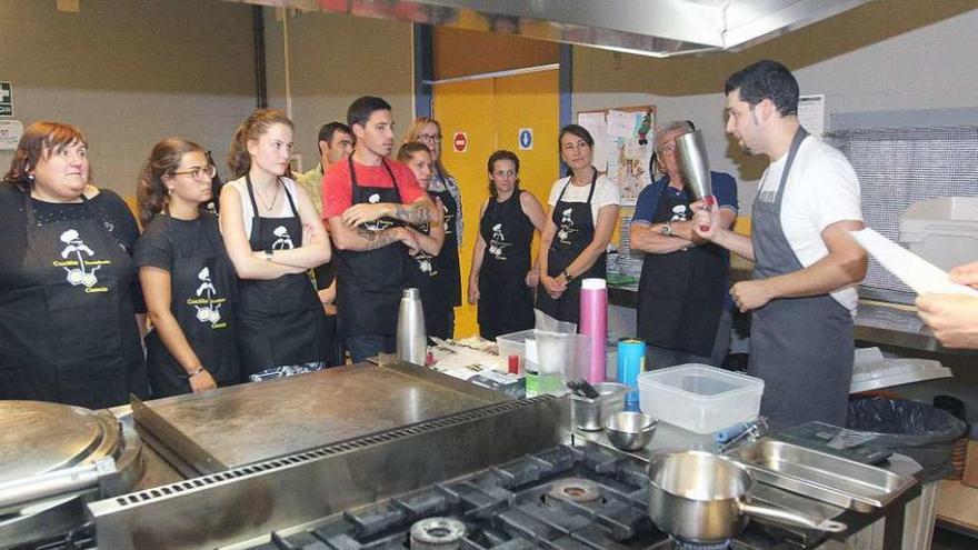 Alumnos del curso en la demostración gastronómica de los jefes del &quot;Nova Restaurante&quot;. // Iñaki Osorio