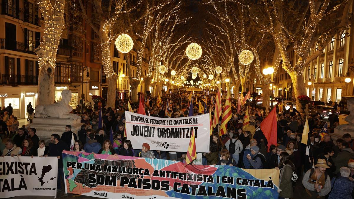 Más de un millar de personas marchan por el centro de Palma para reivindicar una Mallorca antifascista y en catalán