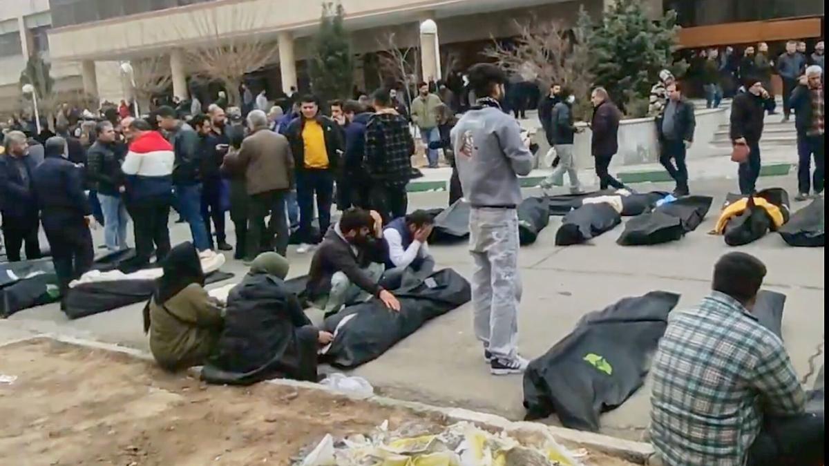 Captura de un vídeo que muestra una morgue con decenas de cuerpos de fallecidos en las protestas contra el Gobierno en Kahrizak, en la provincia de Teherán.