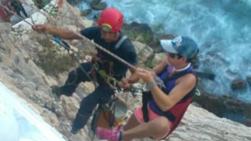 Rescatan a una turista atrapada en un acantilado de Benidorm