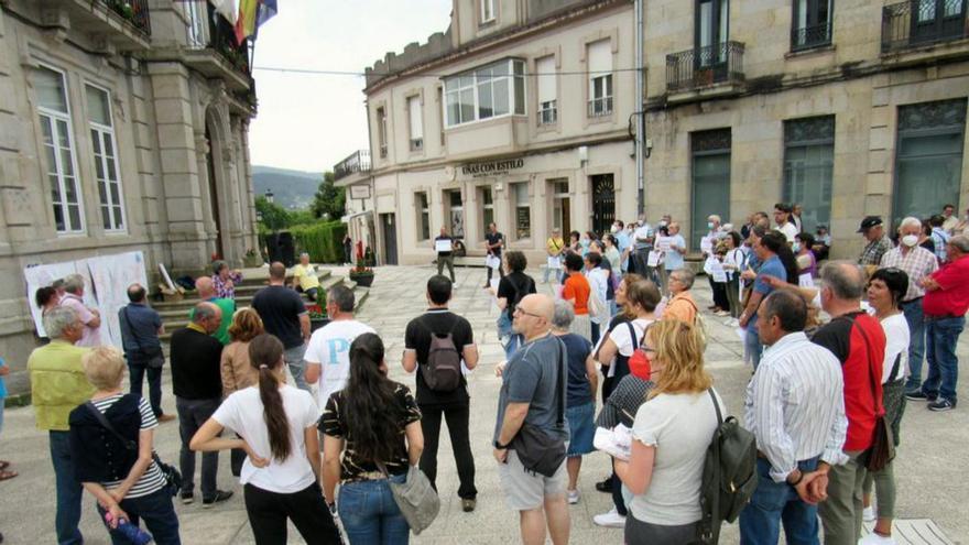 Un momento de la concentración ante el Concello de Gondomar.