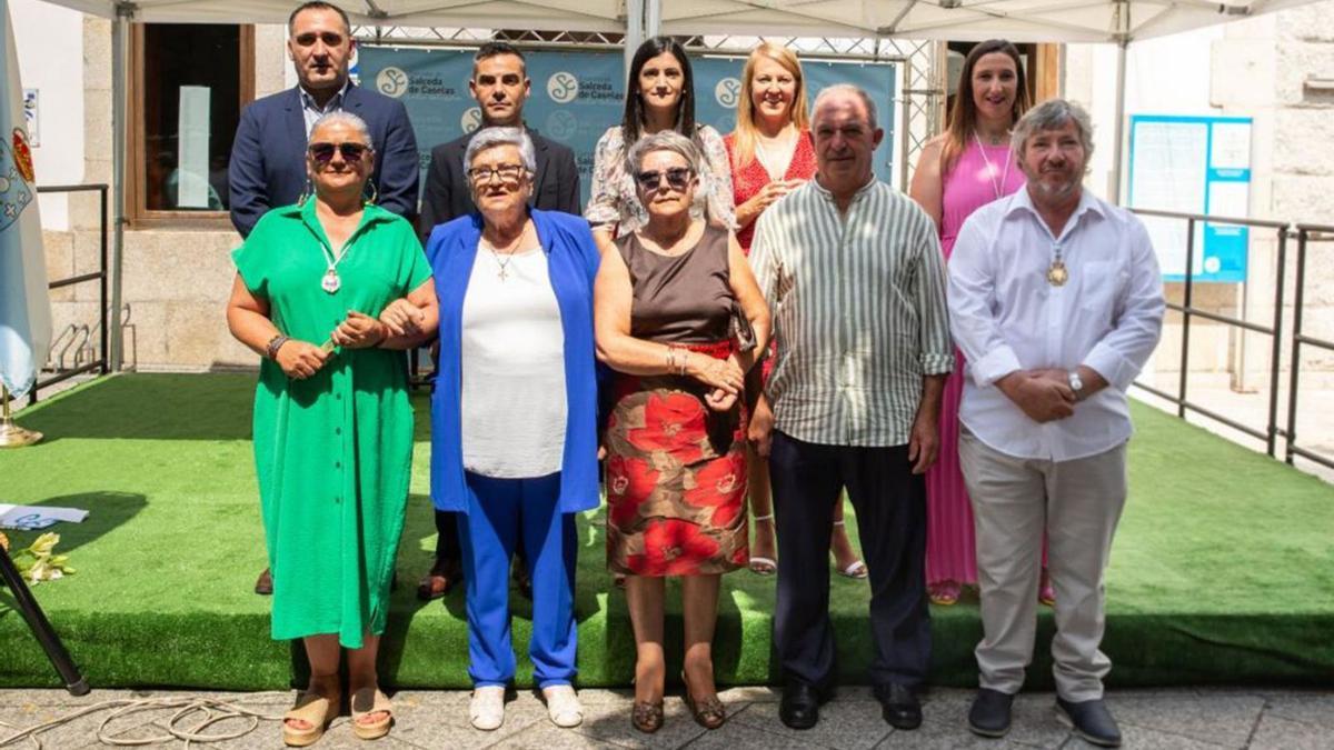 En el centro, María Jesús, junto a Rosa y Emilio, arropados por el gobierno local en el acto cívico.