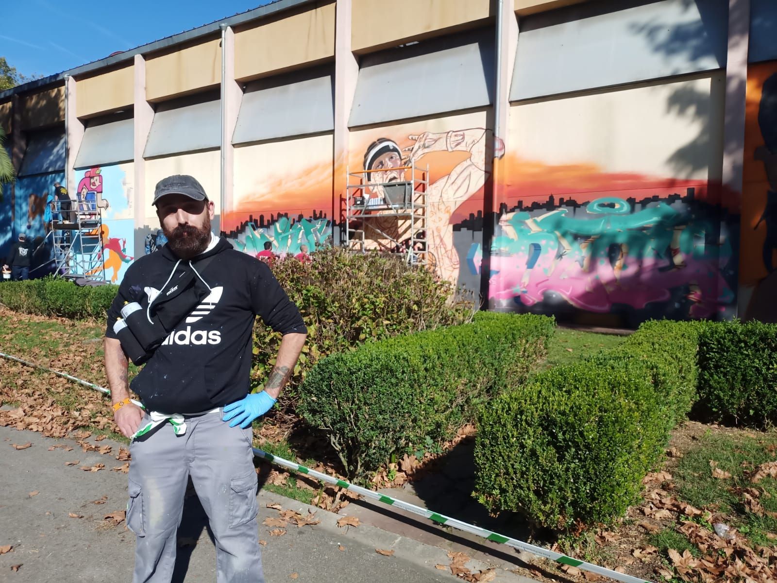 Diecinueve grafiteros se unen para lucir el polideportivo de La Felguera